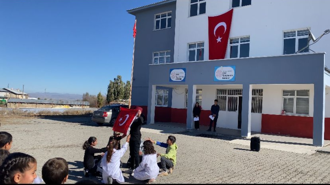 Cumhuriyetimizin 101. yıl dönümü okulumuzda büyük bir heyecanla kutlandı. Emeği geçen öğretmen ve öğrencilerimize teşekkür ederiz.